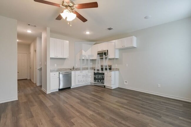 Building Photo - $1395! Stunning Fort Worth Duplex Available for Rent! Stainless Steel Fridge included!