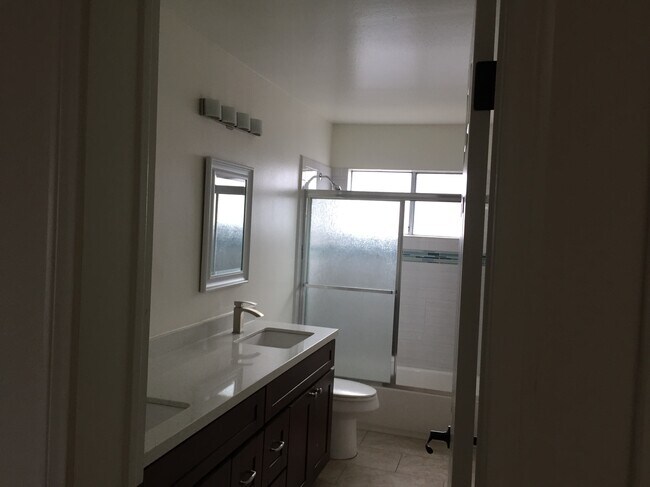 Baño completo - 1815 Morgan Ln