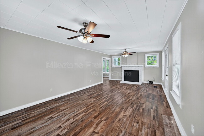 Foto del edificio - 300 W Moore St