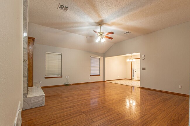 Foto del edificio - Beautiful 3 Bed 2 Bath in the Heart of OKC!