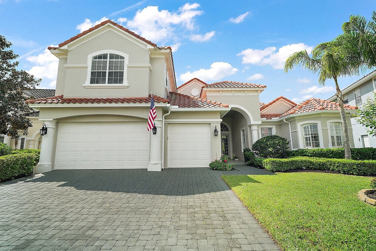 Foto principal - Stunning 5-Bedroom Pool Home in Gated Comm...