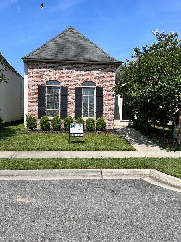 Primary Photo - 3 br house by U club! Dbl garage, upgrades...