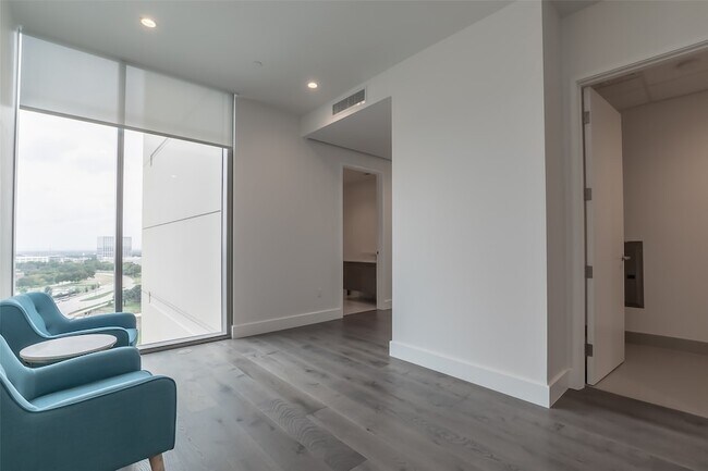 Foto del edificio - 7901 Windrose Ave.