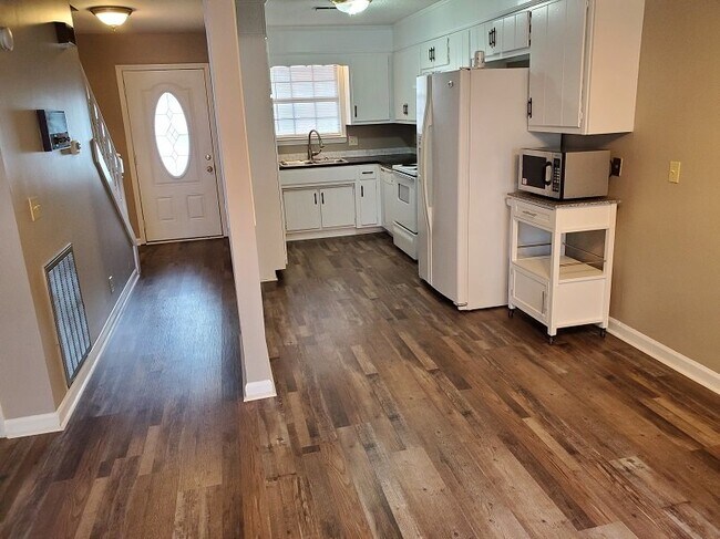 Foto del edificio - Spacious 3BR/2.5BA Townhouse in The Maples...