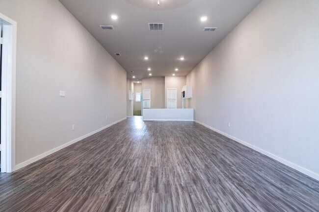 Building Photo - 2127 N Texas Ave