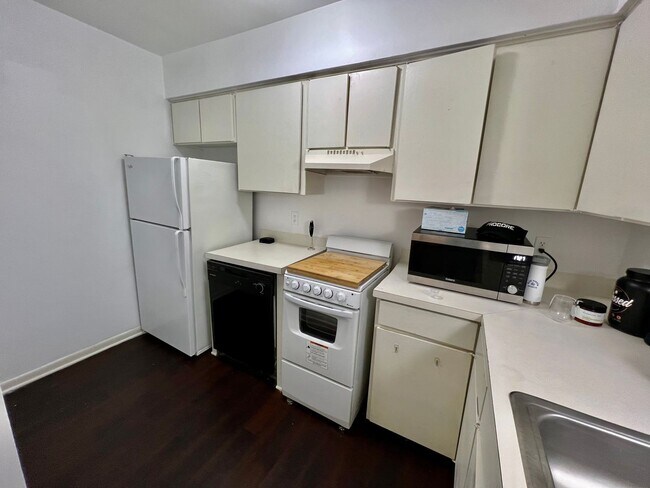 Building Photo - AVAILABLE NOW: 2 Bed / 1 Bath, Well mainta...