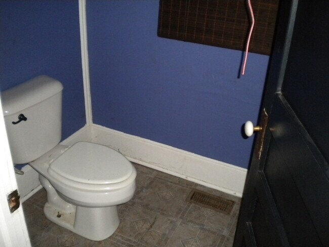 Building Photo - Pet friendly 3 bed 1.5 bath