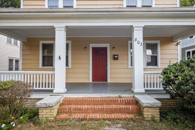 Building Photo - Spacious 5-Bed Home with Front Porch, Deck...