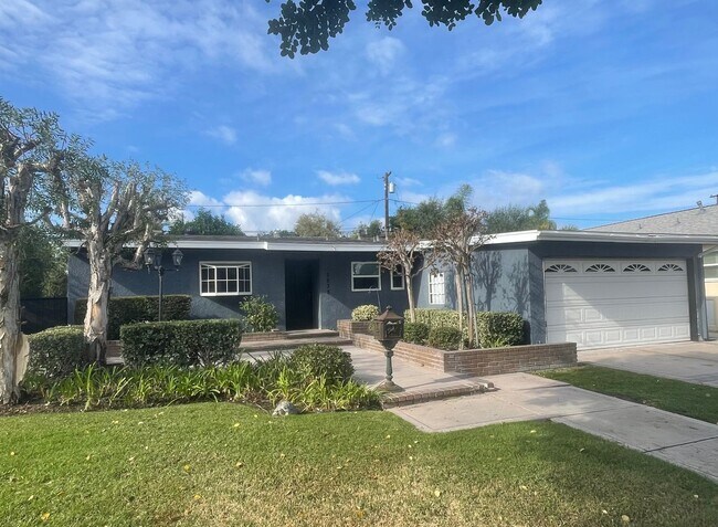 Foto del edificio - Gorgeous Remodeled 3 Bedroom 2 Bath Pool H...