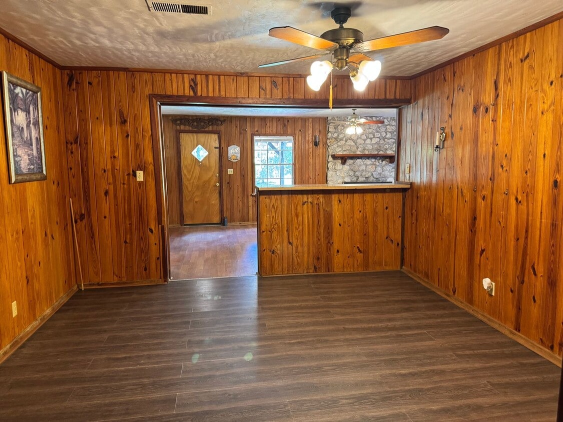 Foto del edificio - 4 Bedroom 2 Bath House on almost 2 acres o...