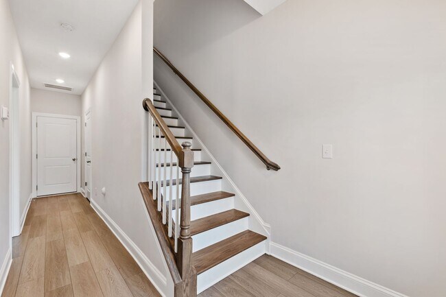 Building Photo - 4 Bedroom/3.5 bath luxurious townhome in S...
