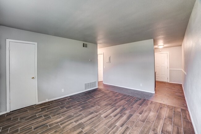Building Photo - 2 Bed 1 Bath Duplex - Remodeled!