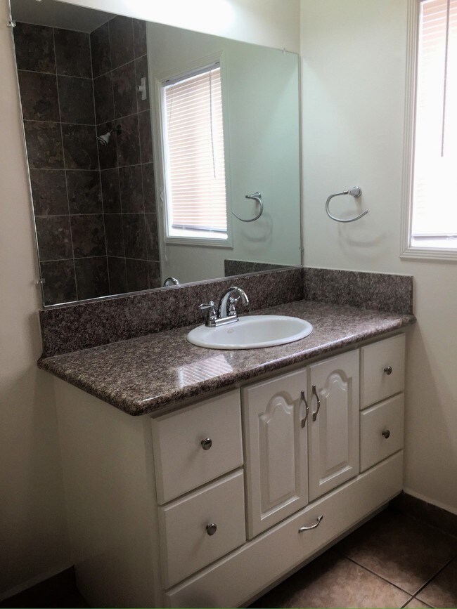 Foto del edificio - 2820 S La Brea Ave