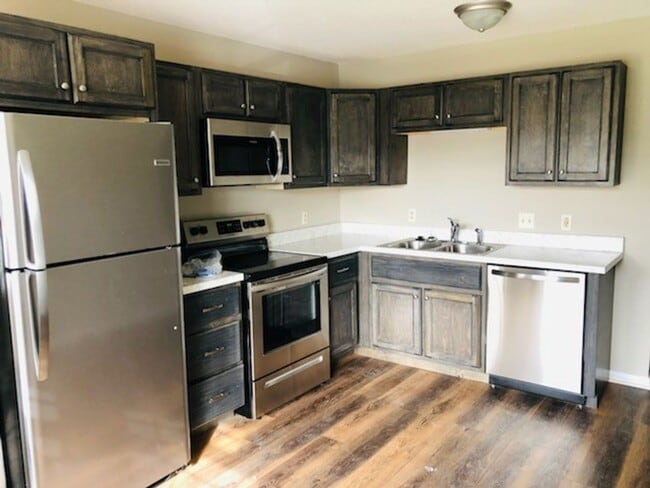 Building Photo - 3 Bedroom 1.5 Bathroom with Garage