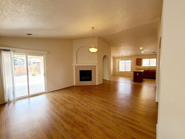 Building Photo - 3 bed 2 bath home in Huning Ranch