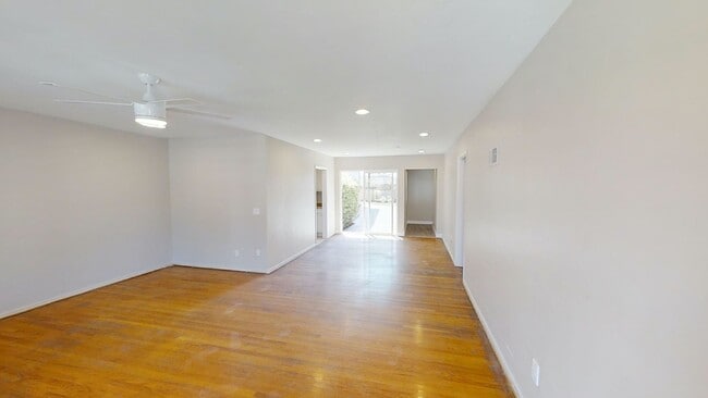 Building Photo - 5121-5123 E Falls View Dr