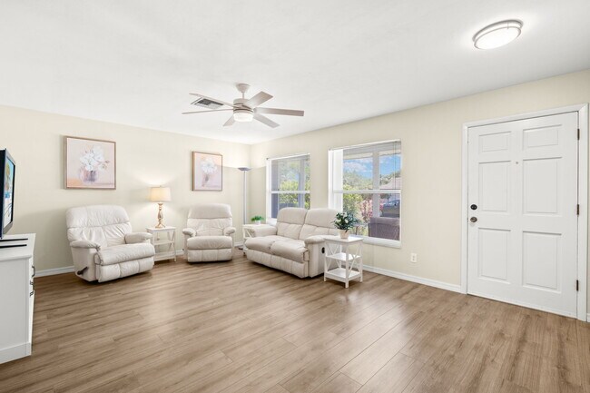 Sala de estar - 695 104th Ave N