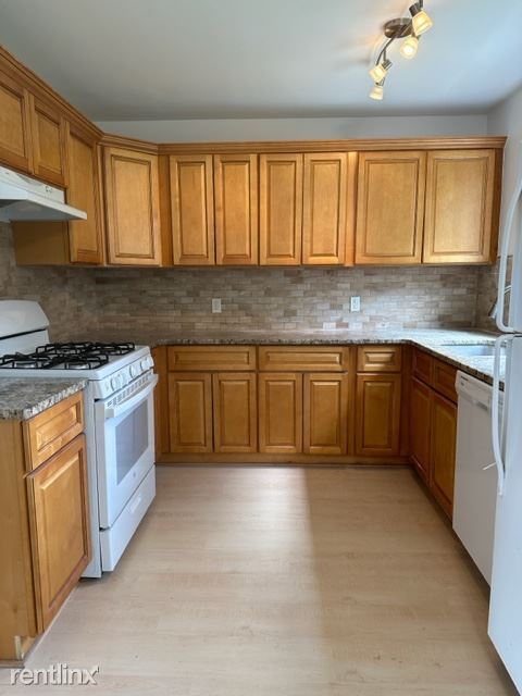 Building Photo - 3 br, 1 bath House - 18 Tower Dr