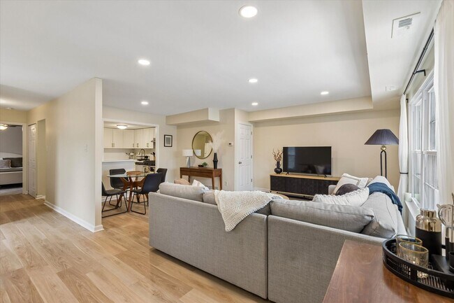 Foto del edificio - Bright & Renovated 1B/1B Condo with Pool, Tennis, & Chester Valley Trail Access – Old Forge Crossing