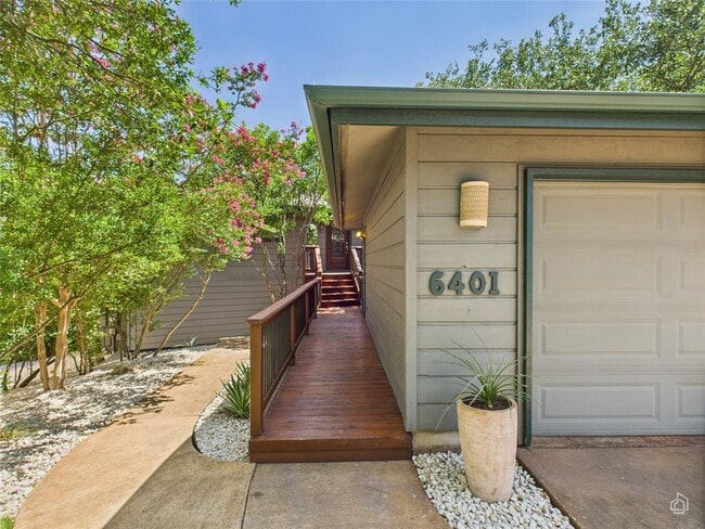 Building Photo - 6401 Cascada Dr