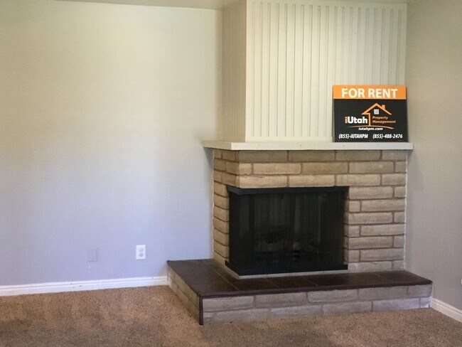 Building Photo - 4 Bedroom 2 Bath  Home 2 Car Garage.