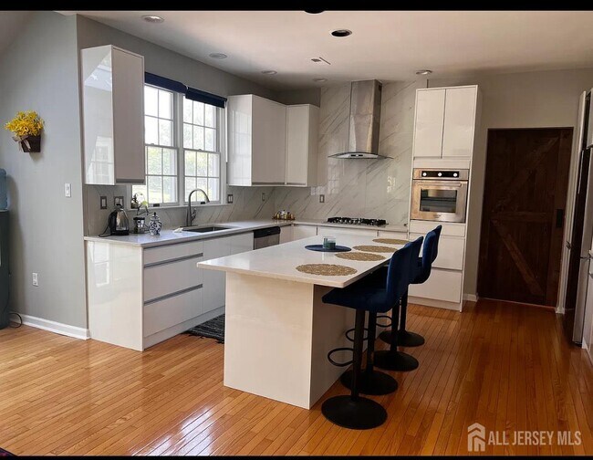 Foto del edificio - 554 Village Rd W