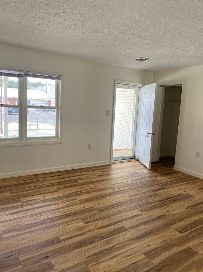Foto del edificio - 12681 Back Creek Valley Rd