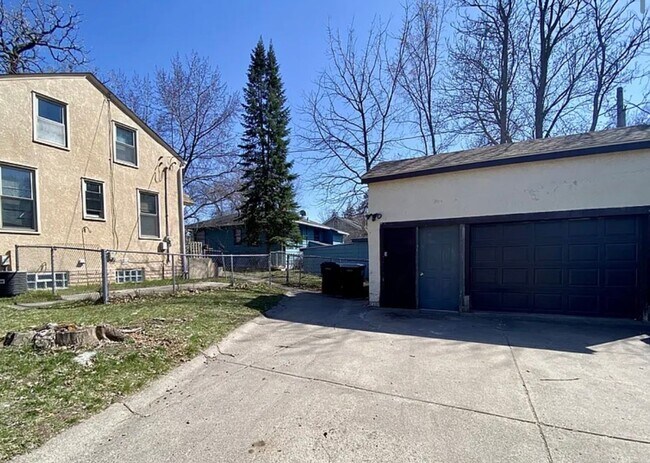 Building Photo - Charming 2BR/2.5 BA Anoka Home Available 8/1! Walk to Downtown