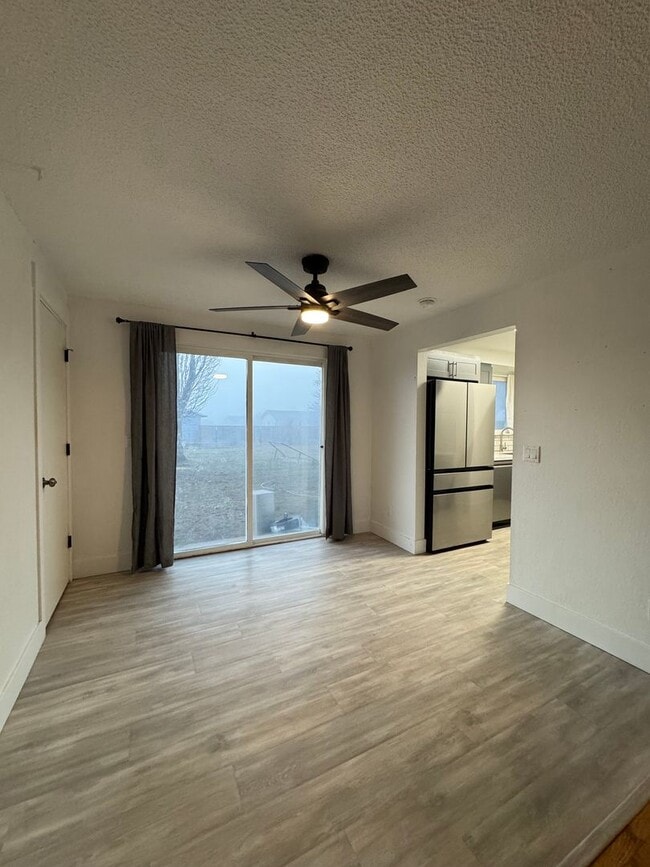 Building Photo - Spacious 4-Bedroom Home with Garage & Fenced Yard