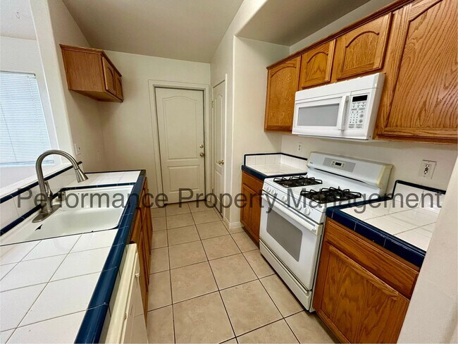 Building Photo - Cute 3 Bed/2 Bath Home in N Bakersfield wi...