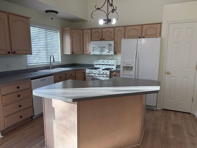 Foto del edificio - 5 Bedroom Home in Herriman; 2700 sq ft; Open Floor Plan