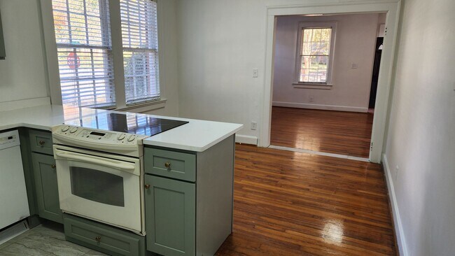 Foto del edificio - A Warm, Character-Rich Place to Call Home