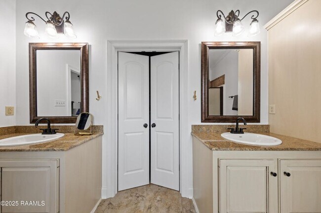 Building Photo - Beautiful 3 bed, 2 bath home available in ...