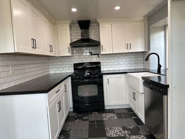 Building Photo - Stunning 5 Bedroom Rental Home with 2 Full...