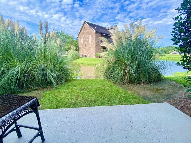 Foto del edificio - Ground-Level 1BR/1BA Townhouse in Gated Chatsworth Court, Near LSU