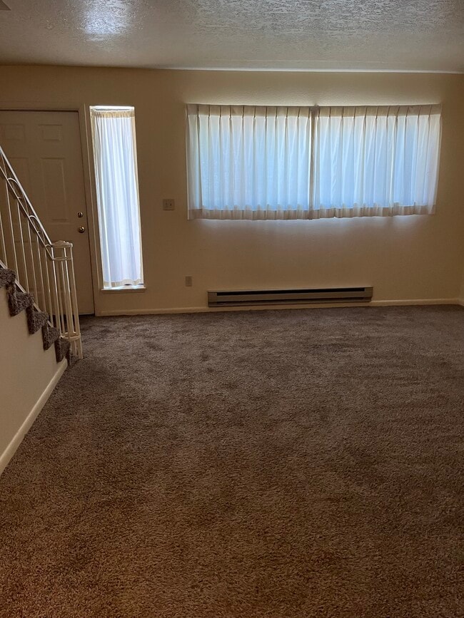 Living Rm - 590 N Woodruff Ave