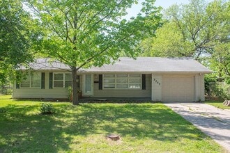 Building Photo - 2309 Highland Dr