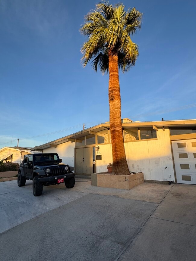 Building Photo - 225 S Wallace Dr