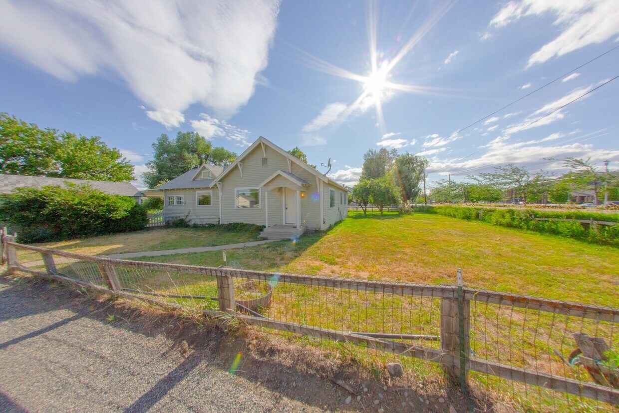 Foto principal - 2 Bedroom 1 Bathroom Home with Acreage in ...
