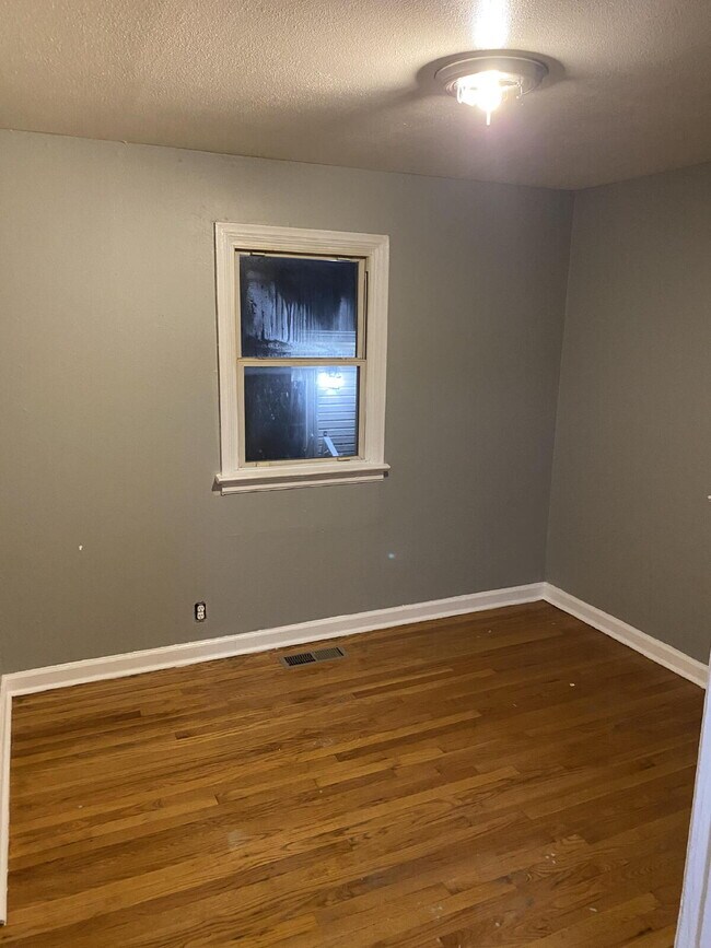 Foto del edificio - Charming 3 Bed, 1 Bath Bungalow in Berkley - Section 8 Preferred