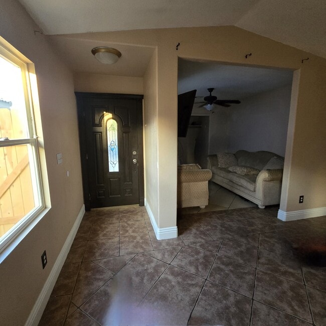 Foto del edificio - 2219 Camino Dr