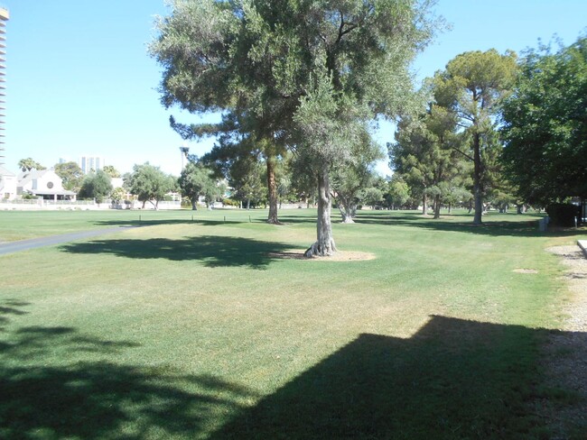 Foto del edificio - Beautiful 2 Bedroom Townhome in Las Vegas ...