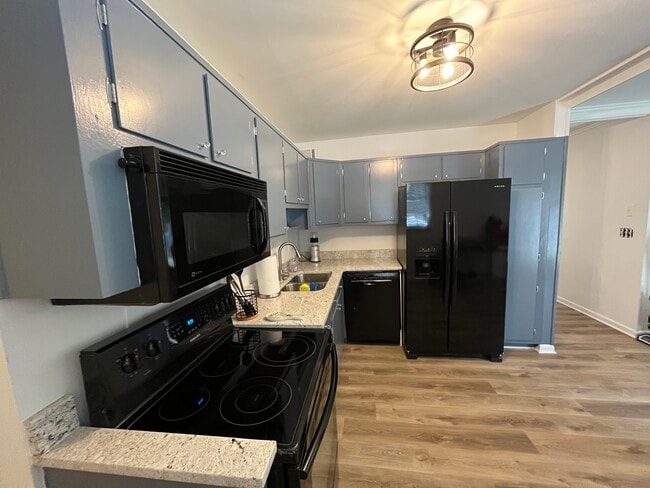 Building Photo - 2530 Rolling View Dr SE