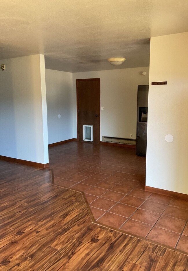 Building Photo - 3 bedroom 1.5  bath home