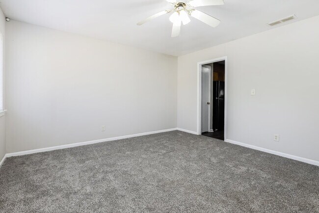 Building Photo - 260 Shelburn Dr