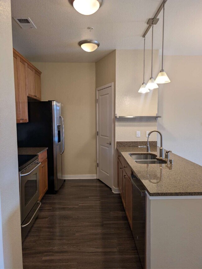 Foto del edificio - Beautiful 2BD/2BA Condo with Garage in Parkhill
