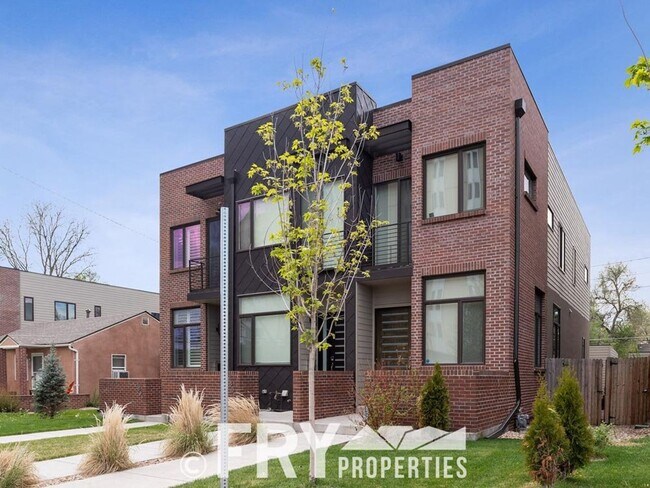 Building Photo - Cutting Edge Townhome in DU/Platte Park