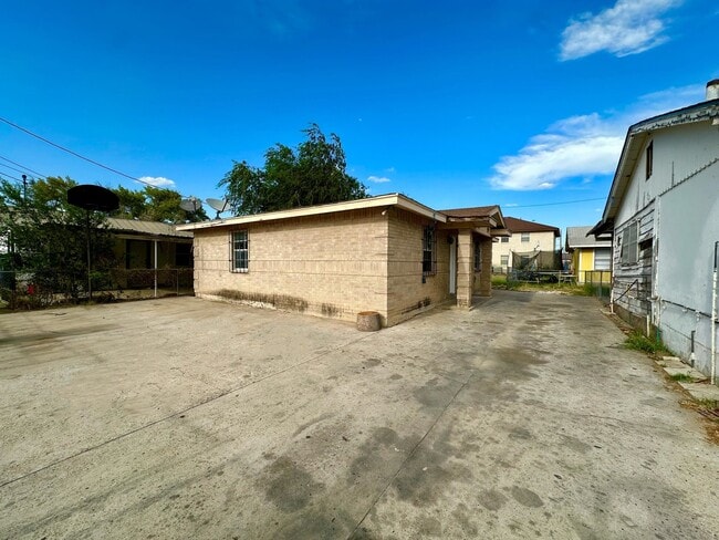 Foto del edificio - 3703 Flores Ave