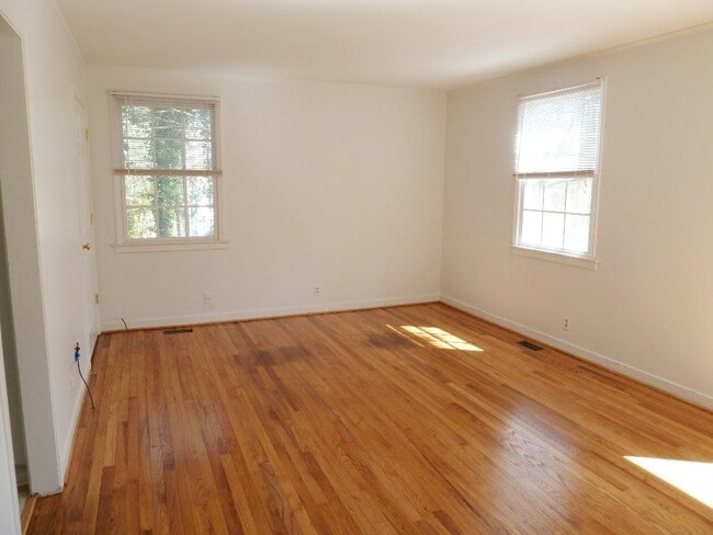 Building Photo - Lovely 2 bedroom home with hardwood floors, deck and sweet location in Chapel Hill