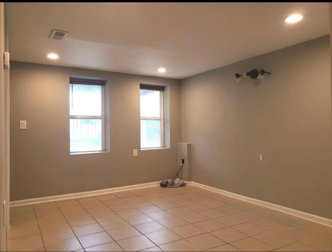 Building Photo - 2214 N Mango Ave